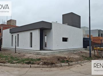 Casa · 343m² · 3 Ambientes · 2 Cocheras · Hermosa Casa de 1 Dormitorio en Quebradas de Manantiales! Posibilidad de Ampliacion!