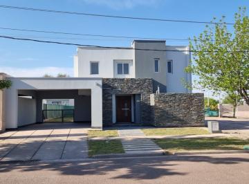 Casa · 205m² · 8 Ambientes · 2 Cocheras · Hermosa Casa en Venta en Barrio Rincon de Drummond