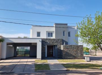 Casa · 205m² · 8 Ambientes · 2 Cocheras · Hermosa Casa en Venta en Barrio Rincon de Drummond