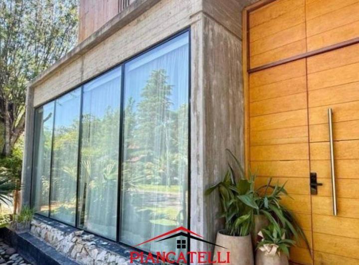 Casa · 240m² · 5 Ambientes · 2 Cocheras