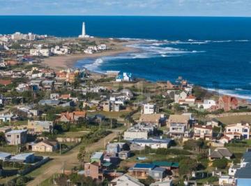 Casa · 180m² · 5 Ambientes · 1 Cochera · Venta/casa/la Paloma/rocha/3 Dorm./garage/parrillero/deck/a Pasos de Playa