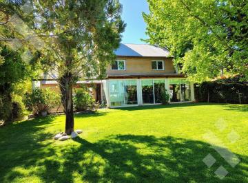Casa · 600m² · 5 Ambientes · 2 Cocheras · En Venta | Casa de 3 Dorm. | Barrio Rincón Club de Campo | Neuquén