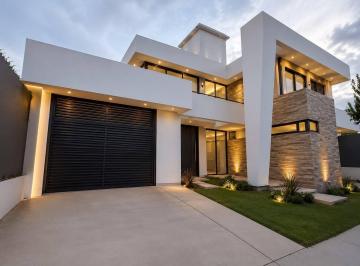 Casa · 380m² · 10 Ambientes · 3 Cocheras · Venta Casa Premium en Obra Barrio Capellan Cipolletti