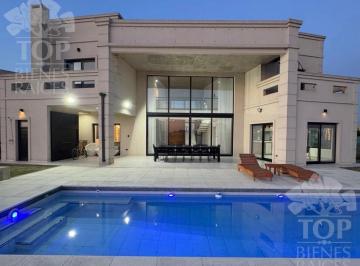 Casa · 245m² · 5 Ambientes · Casa Al Golf en El Cantón