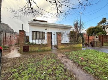 Imagen2 · Casa de 3 Ambientes con Amplio Parque y Gran Potencial – Barrio Las Lilas