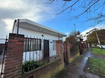 Imagen1 · Casa de 3 Ambientes con Amplio Parque y Gran Potencial – Barrio Las Lilas