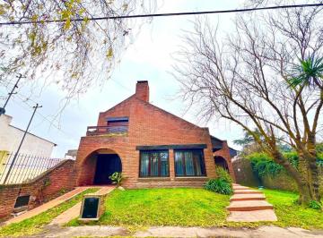 Casa · 155m² · 5 Ambientes · 2 Cocheras · Casa en Caisamar - en Venta o Alquiler