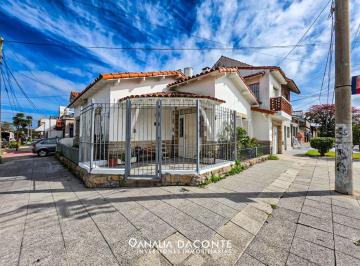 Casa · 110m² · 4 Ambientes · 1 Cochera · Chalet 4 Amb con Garage a Pasos del Mar. La Perla