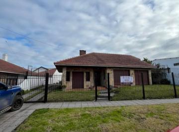 Casa · 152m² · 4 Ambientes · 2 Cocheras · Chatel en Venta en Barrio Las Avs