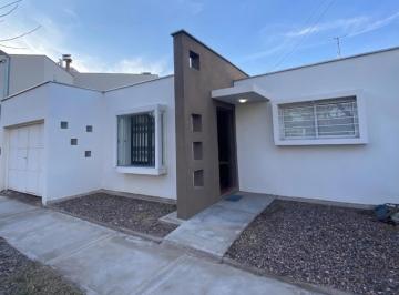 Casa de 5 ambientes, San Martín · Casa Moderna en Barrio El Trébol, San Martín