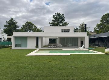 Casa · 220m² · 5 Ambientes · Exclusiva Casa de Diseño en Venta en La Peregrina