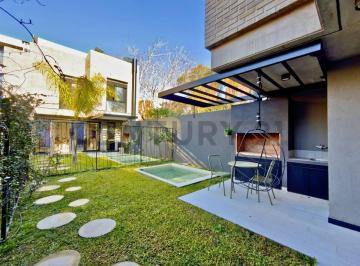 Casa · 131m² · 5 Ambientes · 1 Cochera · Venta Casa de 4 Dorm. con Jardín, Pileta y Cochera en Fisherton