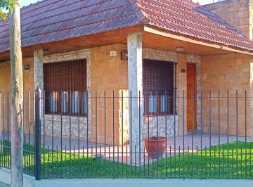 Casa · 122m² · 5 Ambientes · 1 Cochera · Casa en Venta de 2 Dorm. en Barrio San Carlos