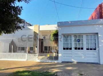 Casa · 150m² · 3 Ambientes · 1 Cochera · Venta - Permuta Casa 3 Ambientes en Villa Luzuriaga