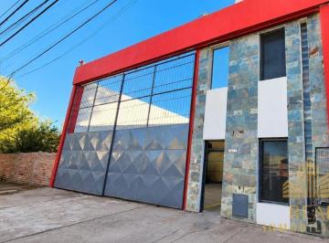 Oficina comercial · 263m² · 6 Ambientes · 3 Cocheras · Alquiler de Amplio Galpón con Oficinas en Calle Leguizamón Al 1000, Neuquén Capital.