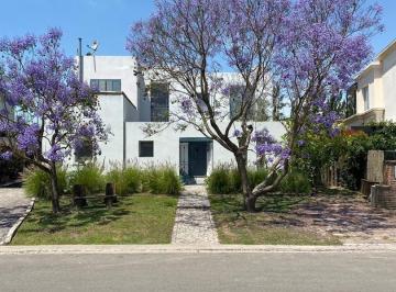 Casa · 260m² · 5 Ambientes · 4 Cocheras · Casa en Alq. Temporario en Lagos del Norte, Don Torcuato, Tigre