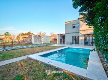 Casa · 80m² · 4 Ambientes · 1 Cochera · Venta | Permuta - Casa 2 Dorm., Galería con Parrillero y Piscina - Don Quijote, Roldán.