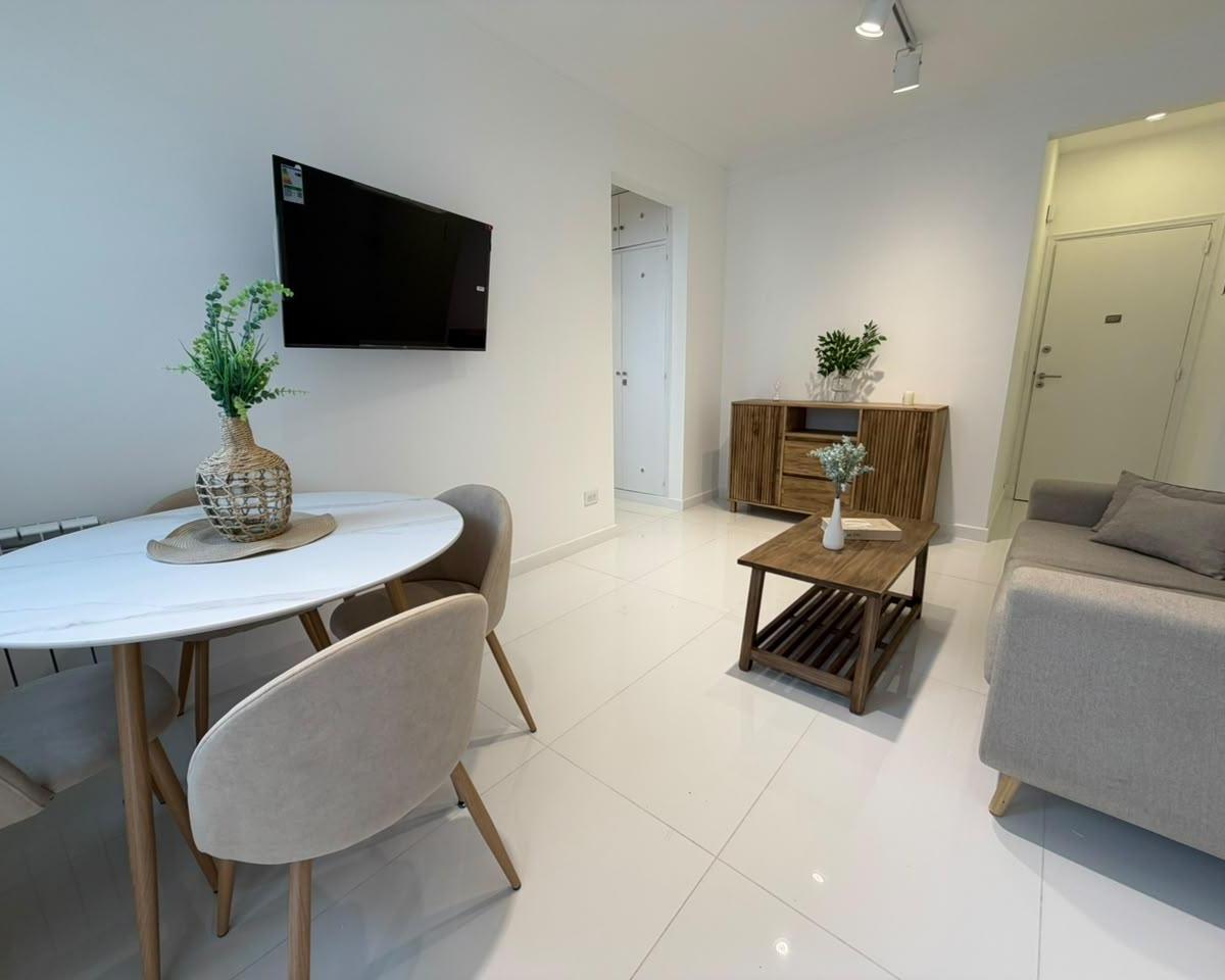 Departamento de 2 ambientes lateral con balcón — Centro