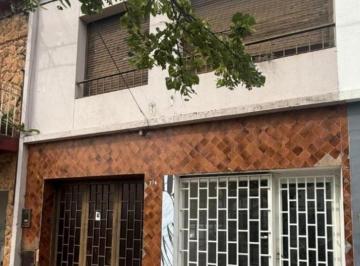 Casa de 4 ambientes, La Plata · Casa de Dos Plantas, Al Frente Local y en Cochera 3 Dorm.
