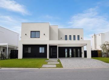 Casa · 311m² · 6 Ambientes · 4 Cocheras · Casa en Venta Santa Ana 2 Suites Al Agua Más Suite en Planta Baja, Oportunidad!