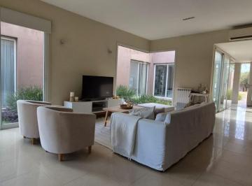 Casa · 235m² · 6 Ambientes · 2 Cocheras · Casa en Venta en Kentucky Club de Campo – Funes
