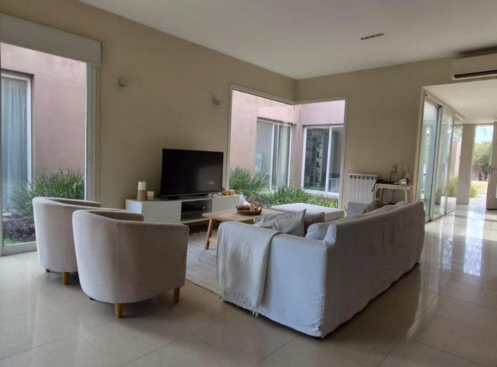 Casa · 235m² · 6 Ambientes · 2 Cocheras
