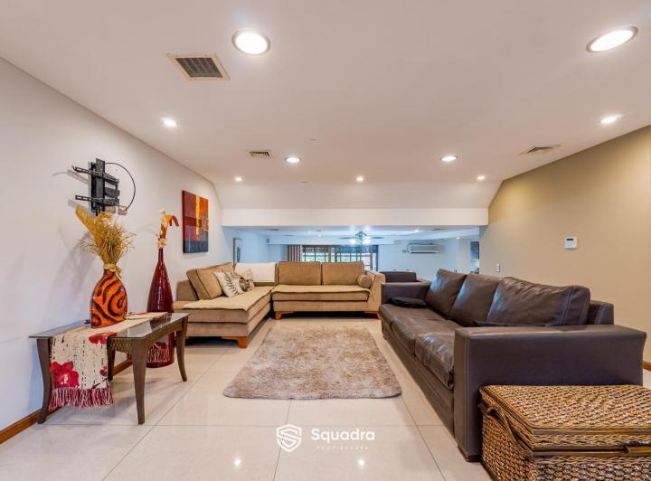 Casa · 330m² · 7 Ambientes · 2 Cocheras