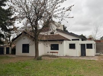 Casa · 180m² · 6 Ambientes · 2 Cocheras · Casa de 3 Dorm. en City Bell con Parque y Cochera Tipo Taller