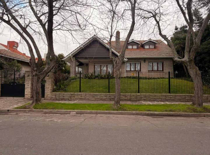 Casa · 320m² · 4 Ambientes · 1 Cochera