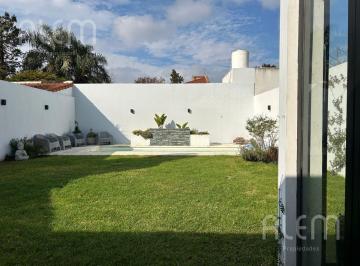 Casa · 300m² · 6 Ambientes · 1 Cochera · Casa en Temperley Este