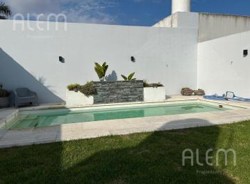 Casa · 300m² · 5 Ambientes · 1 Cochera · Casa en Temperley Este