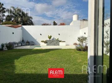 Casa · 300m² · 6 Ambientes · 1 Cochera · Casa en Temperley Este