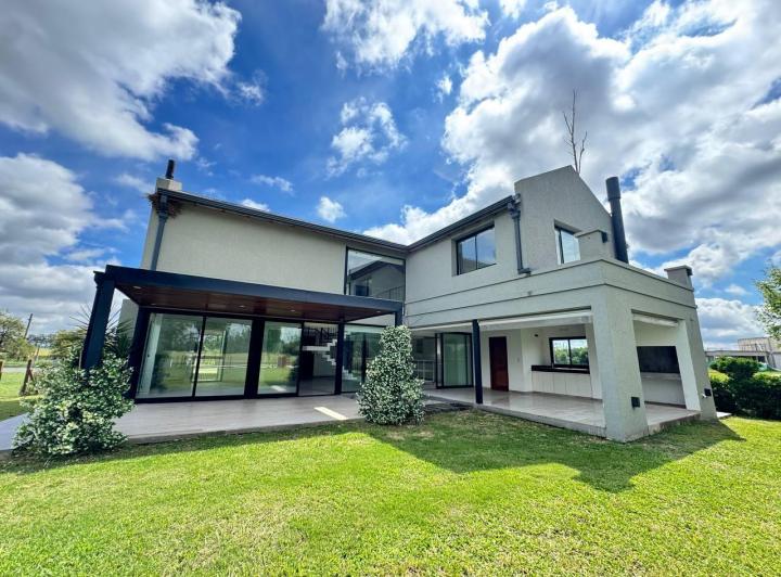 Casa · 260m² · 7 Ambientes · 2 Cocheras