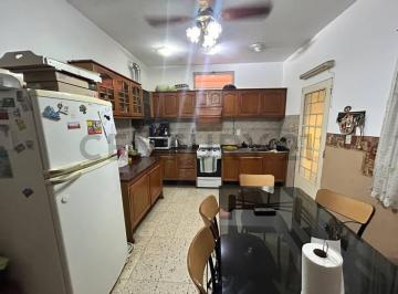 Casa · 170m² · 4 Ambientes · 2 Cocheras · Alquiler de Casa de Dos Dorm. en Barrio La Guardia - Rosario