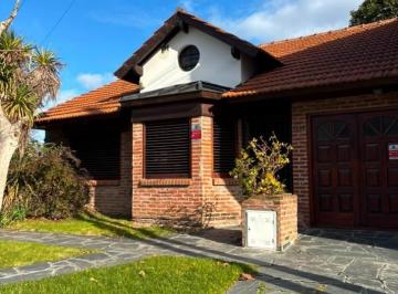 Casa · 147m² · 4 Ambientes · 1 Cochera · Chalet en Venta