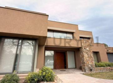 Casa · 360m² · 8 Ambientes · 3 Cocheras · Casa en Venta - Barrio Privado Viamonte