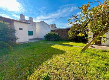 Casa · 145m² · 4 Ambientes · 1 Cochera · Venta Casa 4 Ambientes en Villa Adelina con Jardin