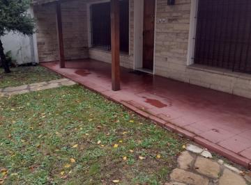 Casa · 312m² · 4 Ambientes · 2 Cocheras · Venta - Casa de 4 Amb. en San Isidro. con Buen Terreno de 312 m², Jardín y Mucho Potencial!