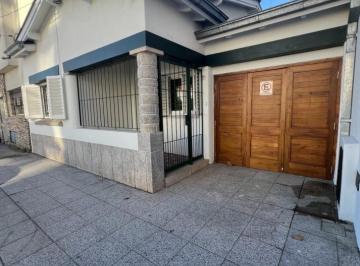Casa · 135m² · 4 Ambientes · 1 Cochera · Chalet en Alquiler