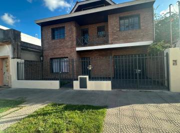 Casa · 173m² · 4 Ambientes · 3 Cocheras · Venta Casa 4 Ambientes Cochera Jardin Parrilla