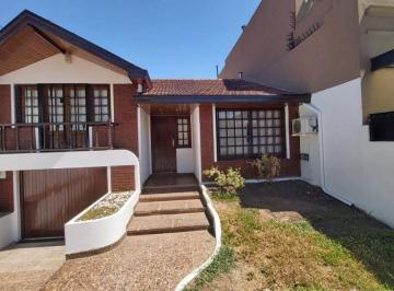 Casa de 3 ambientes, Quilmes · Quilmes - Alquiler Chalet 3 Amb C/cochera y Pileta