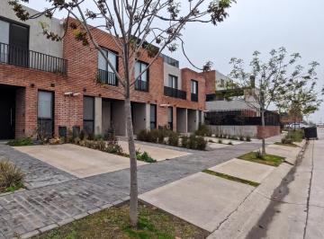 Casa · 95m² · 3 Ambientes · 2 Cocheras · Casa en Venta en Santa Ana Joven