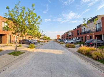Casa · 95m² · 3 Ambientes · 2 Cocheras · Casa en Venta en Santa Ana Joven