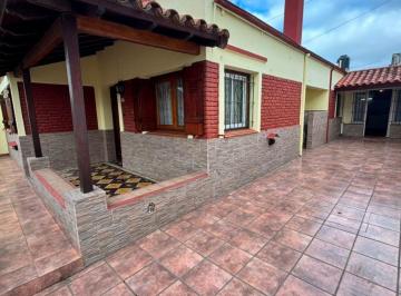 Casa de 5 ambientes, Miramar · Chalet con Departamento Independiente