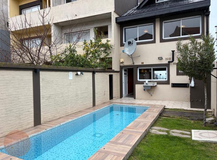 Casa · 200m² · 4 Ambientes · 4 Cocheras