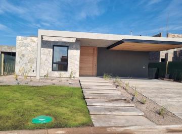 Casa · 213m² · 2 Dormitorios · 2 Cocheras · Casa en Alquiler