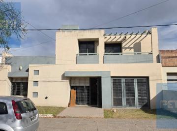 Casa · 200m² · 7 Ambientes · Casa Muy Luminosa con Patio