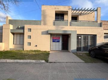 Casa · 200m² · 7 Ambientes · Casa Muy Luminosa con Patio