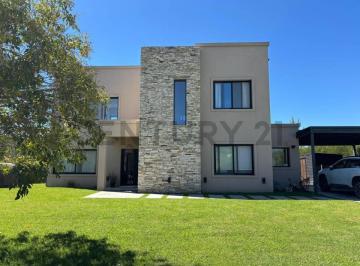 Casa · 195m² · 4 Ambientes · 2 Cocheras · Casa Venta Canton Islas 3 Dorm. Pileta Lote Interno