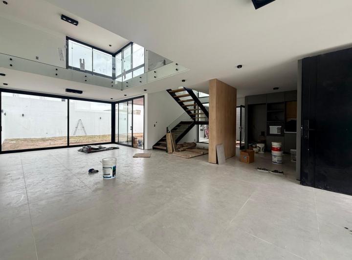 Casa · 450m² · 5 Ambientes · 4 Cocheras